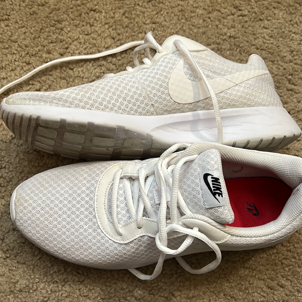 Nike 11 women’s white tennis shoes